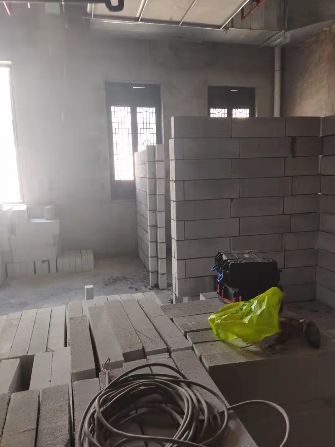 轻质砖隔墙施工场景图